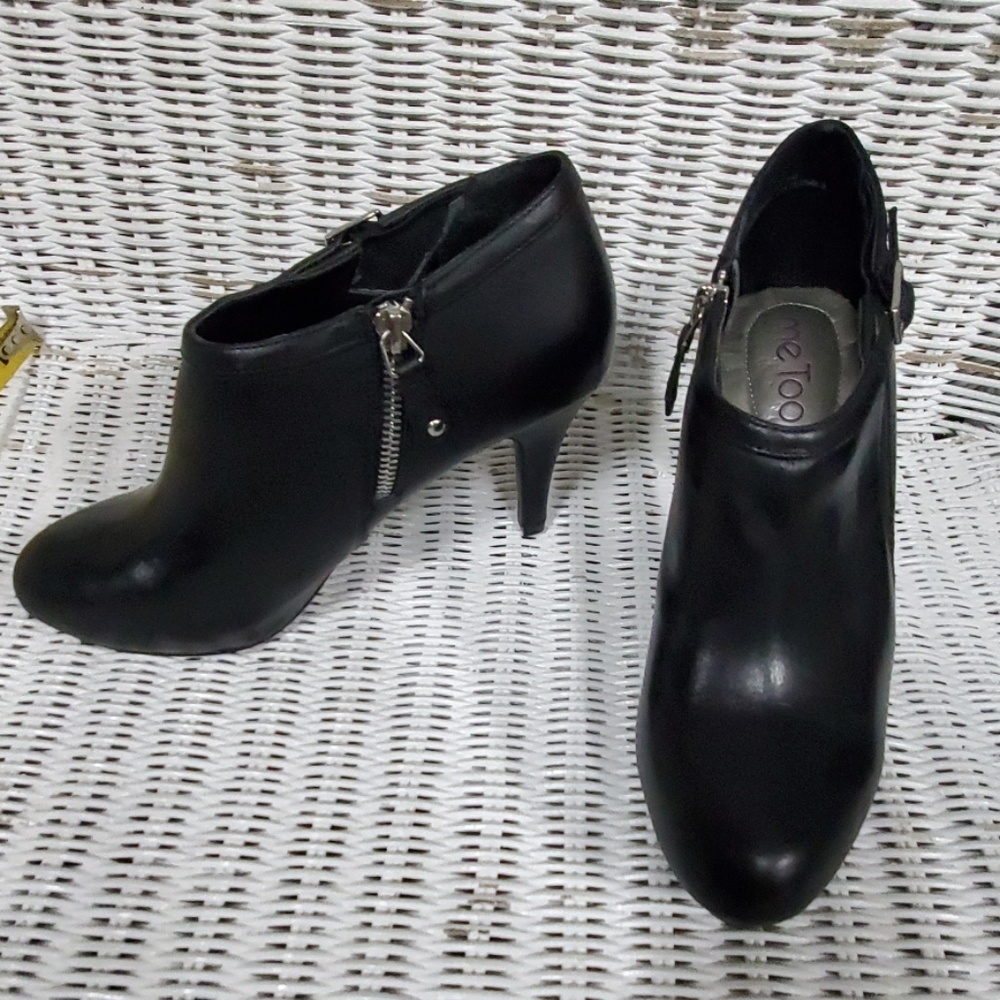 meToo ankle bootie...size 6
